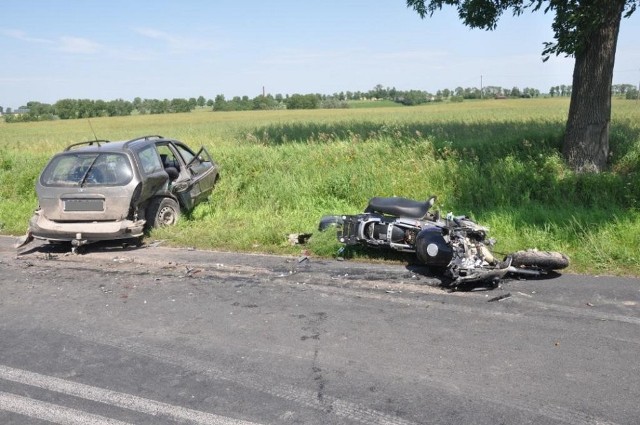 W wyniku zderzenia na miejscu zginął 45-letni motocyklista, a z obrażeniami do szpitala został przewieziony 53-letni pasażer samochodu. 

Badanie stanu trzeźwości wykazało, że 29-latek kierujący daewoo był trzeźwy. 

Przyczyny i szczegółowe okoliczności tragicznego w skutkach wypadku wyjaśni prowadzone śledztwo.