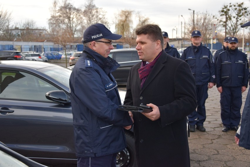 Gminy często wspomagają komendy policji ( na zdj. Burmistrz...