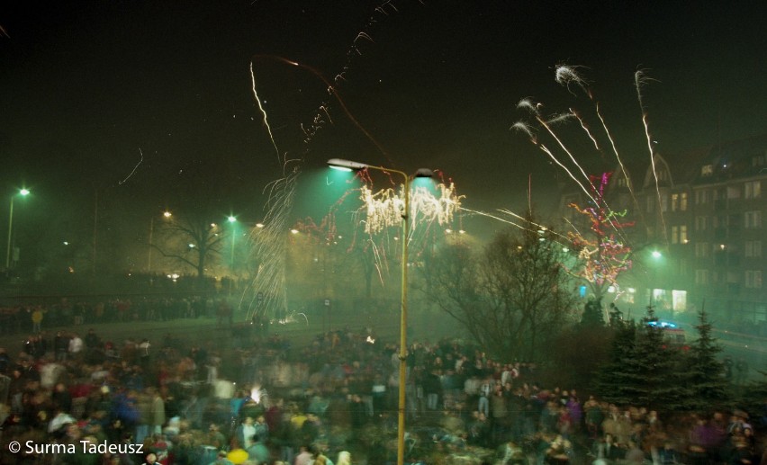 Sylwester w Stargardzie w latach 90. XX wieku. Tak mieszkańcy wspólnie witali Nowy Rok na placu Wolności