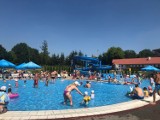 WRZEŚNIA: Tłumy na wrzesińskim basenie! Pływalnia cieszy się ogromnym zainteresowaniem [FOTO]