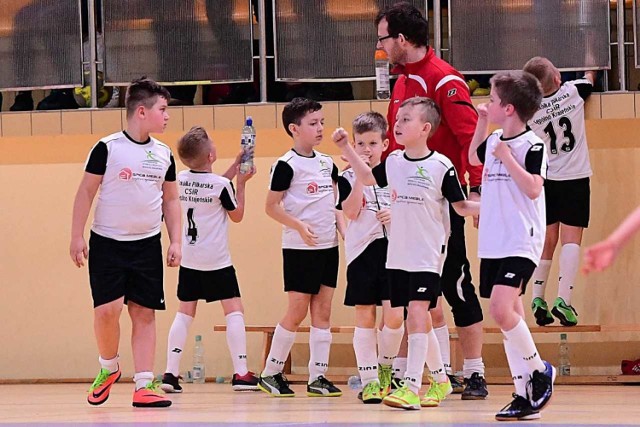 Młodzi piłkarze CSiR Sępólno są już o krok od turnieju finałowego