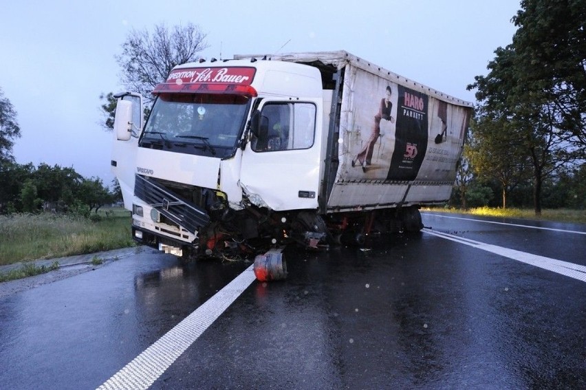 W Polakach audi zderzyło się z ciężarówką. Jedna osoba nie żyje