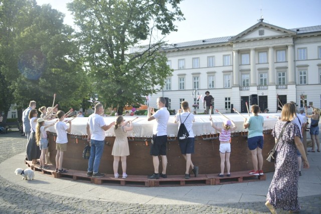 Mieszkańcy Radomia mieli w niedzielę okazje pograć na wielkim bębnie.