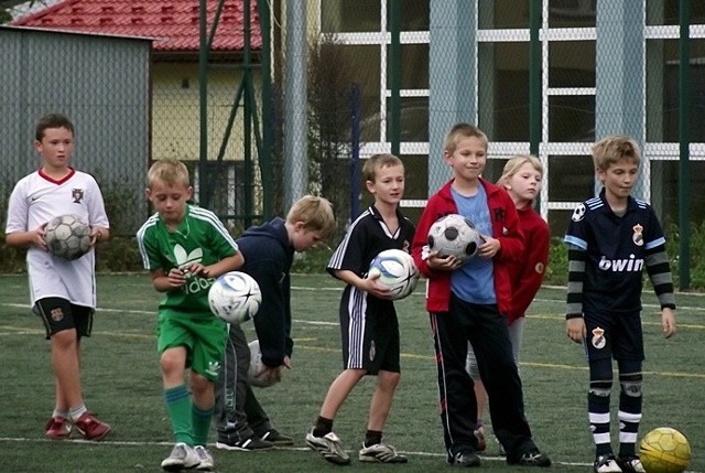 Zawodnicy z klubu sportowego Halny podczas jednego z treningów na boisku w Kamienicy