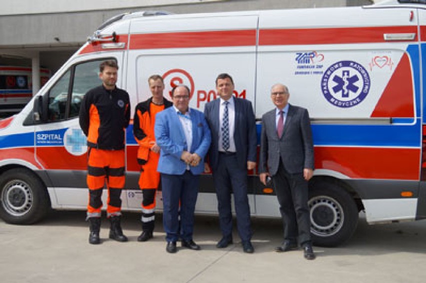 Ostrowski szpital otrzymał nowoczesny ambulans ratunkowy w darze od Grupy Firm COM40 oraz Fundacji ZAP Zdrowie i Praca