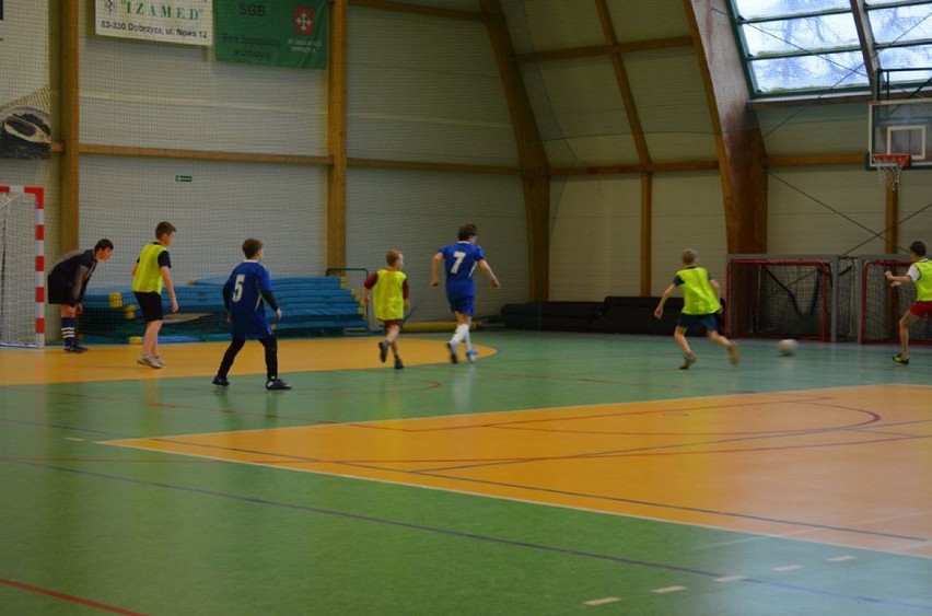 Aktywne ferie zimowe. W Dobrzycy odbyły się trzy turnieje halowej piłki nożnej dla dzieci i młodzieży szkolnej. Jak przebiegała rywalizacja?