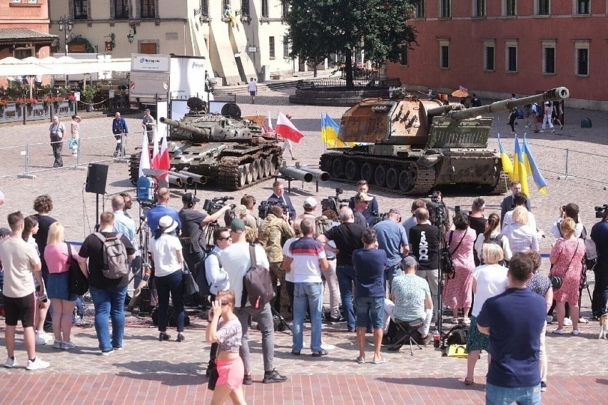 Najbardziej imponujące eksponaty to czołg T-72B i...