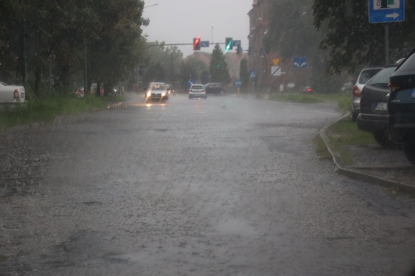 Ogromna ulewa przechodzi nad Legnicą. Deszcz nadal pada, zobaczcie zdjęcia