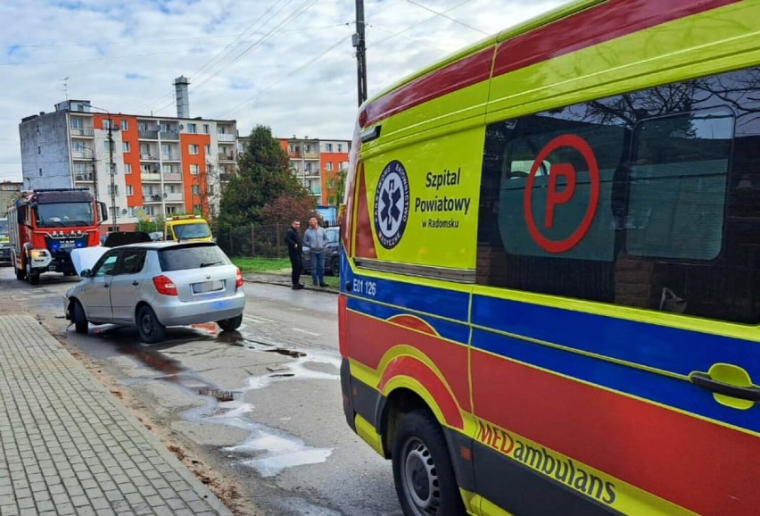 Wypadek na ulicy Batorego w Radomsku. 9-letnia pasażerka skody przewieziona do szpitala