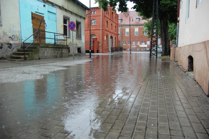 Wypompowywanie wody z zalanych ulic Nowego Dworu Gdańskiego