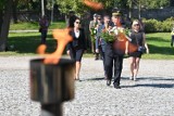W Kielcach upamiętniono 20. rocznicę ataku na World Trade Center. Pod pomnikiem Homo Homini złożono kwiaty [ZDJĘCIA]