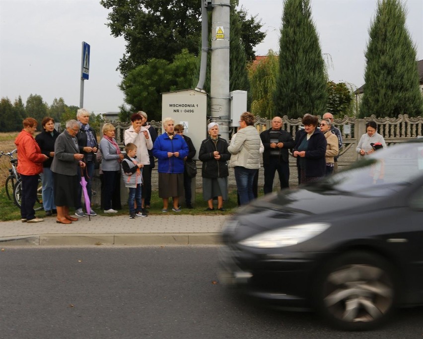 Koronka w Piotrkowie, wierni modlili się na skrzyżowaniach w...