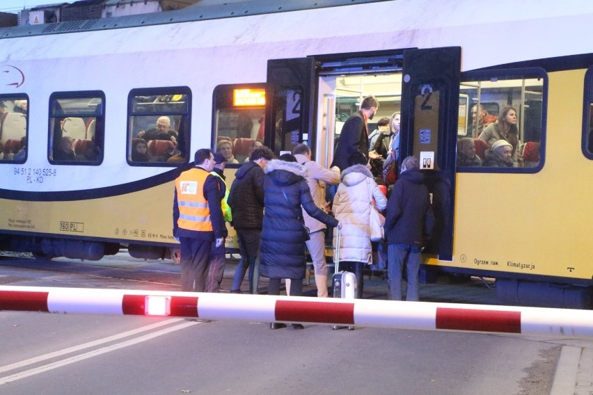 Wrocław. Pociąg śmiertelnie potrącił człowieka na Grabiszynie (ZOBACZ ZDJĘCIA)