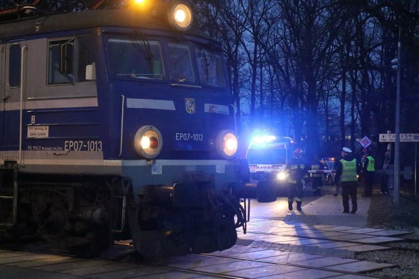 Wrocław. Pociąg śmiertelnie potrącił człowieka na Grabiszynie (ZOBACZ ZDJĘCIA)
