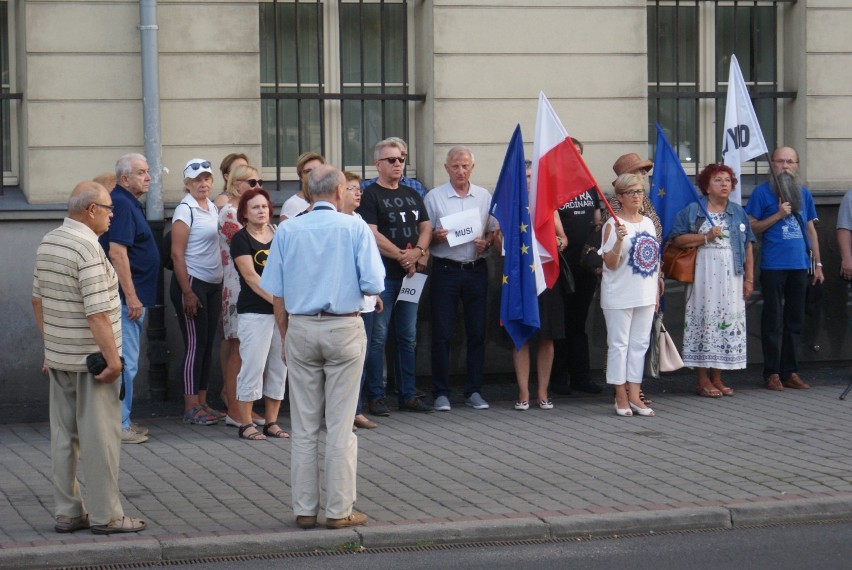 Manifestacja przed sądem w Kaliszu