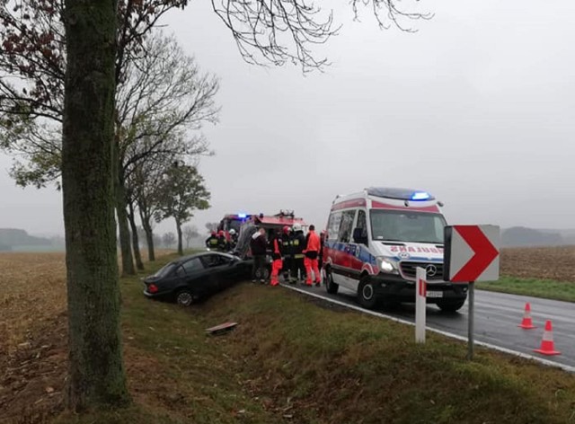 Kierowca bmw wpadł do rowu po tym, jak nie dostosował prędkości jazdy do warunków panujących tego dnia na drodze