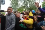 Lukas Podolski rozdawał bilety na mecz Górnika Zabrze z Pogonią Szczecin, które sam ufundował. Zobacz ZDJĘCIA