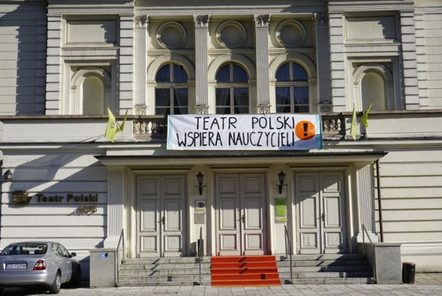 – Zawiesiliśmy ten baner, ponieważ solidaryzujemy się z nauczycielami, jednak na tym nie kończą się nasze działania. W poniedziałek 8 kwietnia w Teatrze Polskim będzie można wziąć udział w „Lekcjach w Polskim”, wyjątkowych zajęciach z wyjątkowymi ludźmi – zapowiada Katarzyna Kamińska, rzeczniczka prasowa poznańskiego teatru.