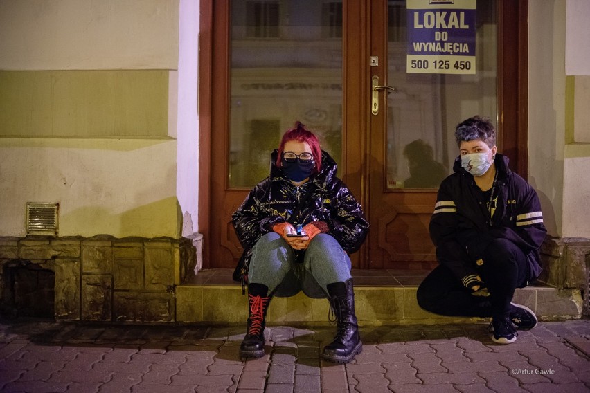 Strajk Kobiet w Tarnowie powrócił. Policja legitymowała protestujących, manifestowali też obrońcy życia [ZDJĘCIA] 9.11.2020