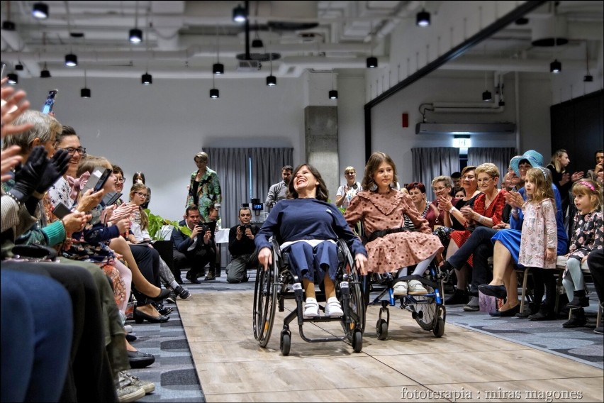 Wyjątkowy pokaz mody osób niepełnosprawnych w obiektywie fotografika Mirasa Magonesa. Złotowianki organizatorkami wydarzenia modowego w Pile