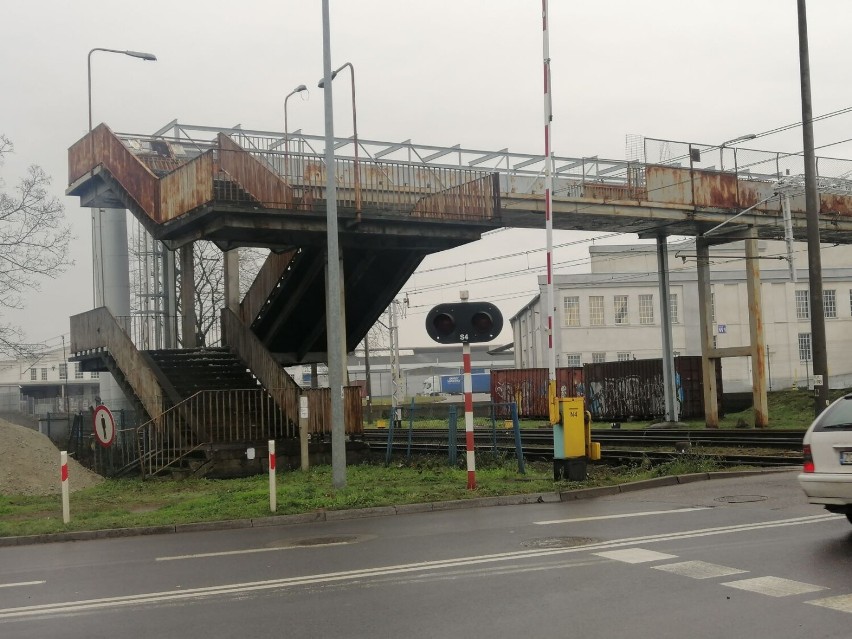 Rozbiorą kładkę nad przejazdem kolejowym w Goleniowie