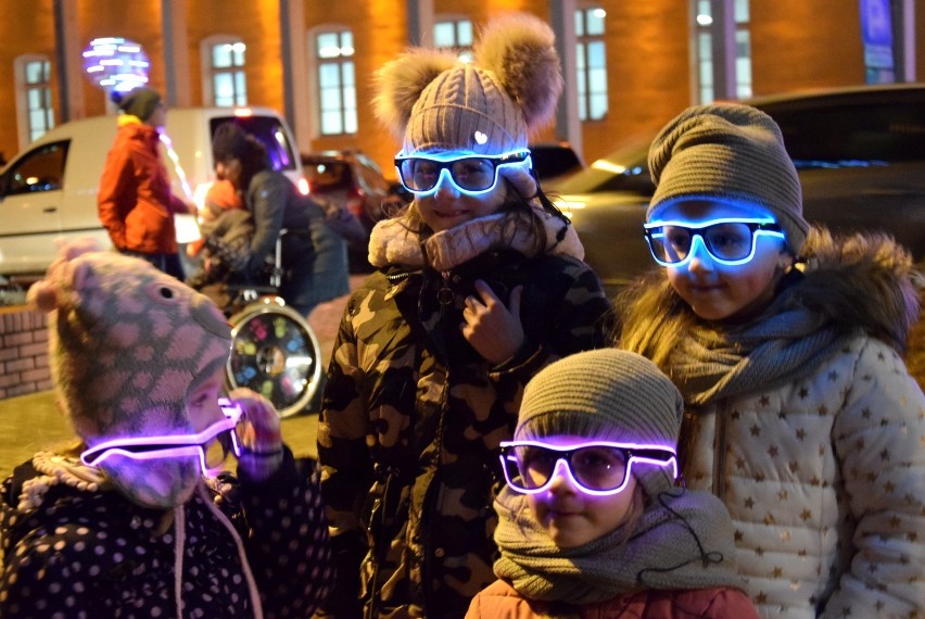 Piła. Świąteczny konwój Coca-Coli przyjechał do miasta. Zabawa na Placu Staszica z czerwoną ciężarówką w tle [ZDJĘCIA]