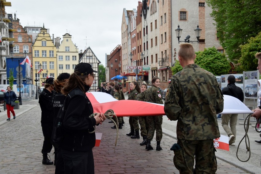 Brama Targowa w narodowych barwach. Święto Flagi w Elblągu [zdjęcia]