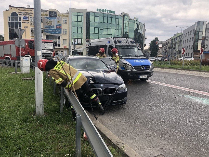 Wypadek na rondzie w centrum Kielc. Jeden samochód przewrócił się na bok po zderzeniu [WIDEO]