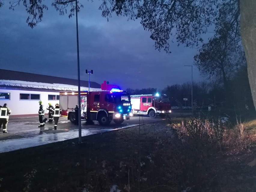 Lichnowy. Pożar samochodu osobowego na parkingu przy markecie