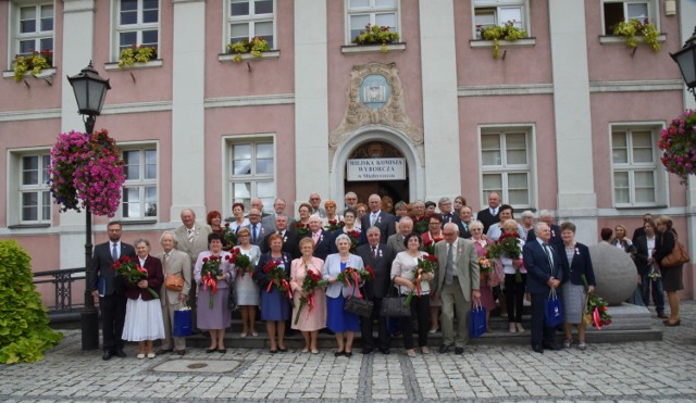 Uroczystość odbyła się w sobotę, 22 września, w sali narad międzyrzeckiego ratusza. Zamiast radnych i urzędników, pomieszczenie wypełnił tłum mieszkańców, a honorowe miejsca zajęli jubilaci, którzy obchodzili 50. i 60. rocznice małżeństw. Po złożeniu gratulacji i podziękowań burmistrz Remigiusz Lorenz wręczył im okolicznościowe medale, przyznane przez prezydenta Andrzeja Dudę.