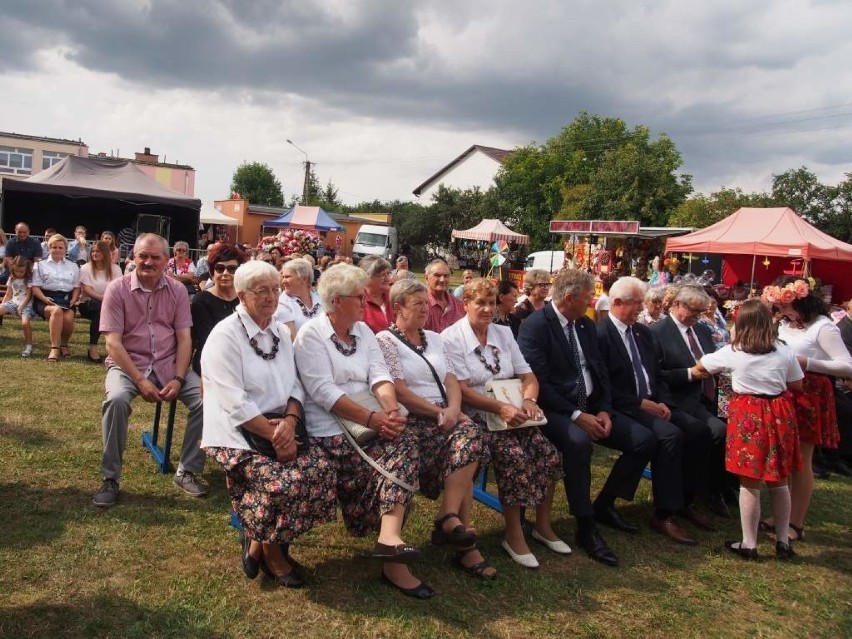 Dożynki rozpoczęły się od mszy polowej na placu przy Szkole...