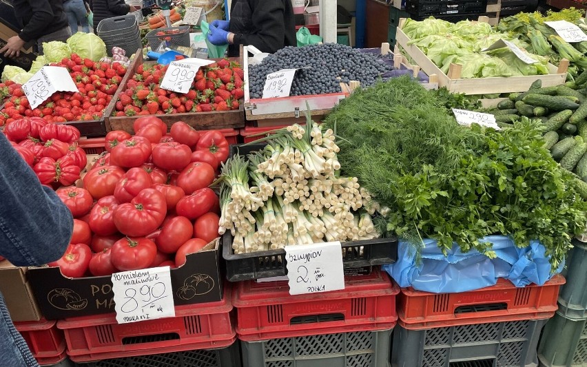 Na szczecińskim targowisku nie znajdziesz czereśni. Po ile inne owoce i warzywa? [ Ceny z 11.05.2022]