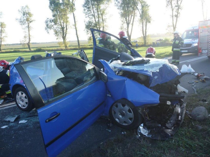 Wypadek w Uchorowie: Volkswagen uderzył w drzewo