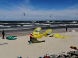 Ale wiało w Kołobrzegu! Kitesurferzy ruszyli na plażę. Korzystali z wiatru, fal i słońca