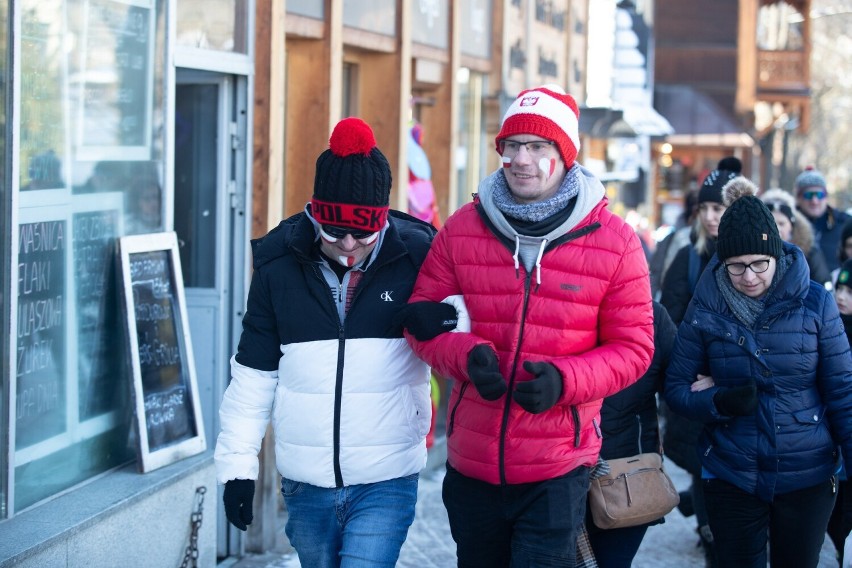 Kibice skoków narciarskich opanowali Zakopane. Biało-czerwona fala na ulicach miasta