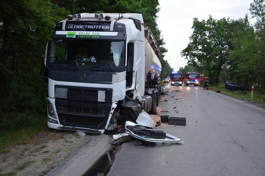 Groźny wypadek w Bolesławiu. Kierowca osobówki został ranny