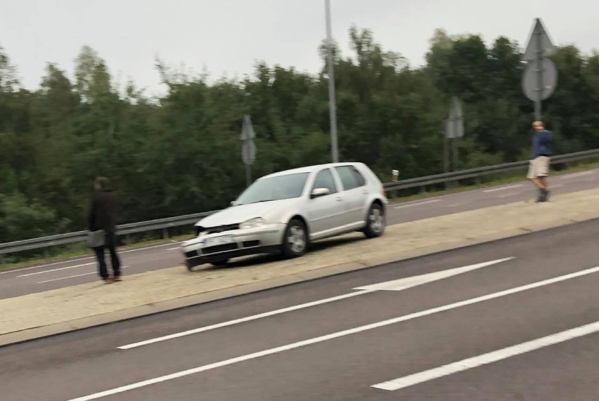 Zderzenie volkswagena z renault w Przemyślu. Jedno z aut przewróciło się [ZDJĘCIA INTERNAUTY]