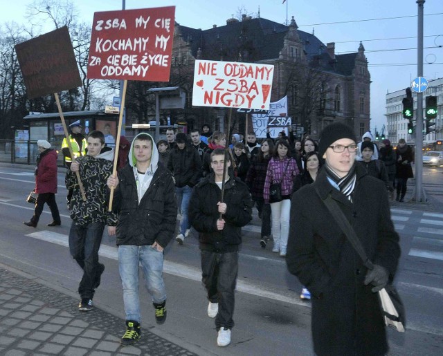 Gdańscy uczniowie protestujący przeciwko likwidacji szkół