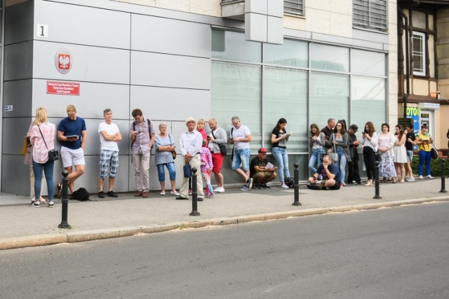 Nie ma szans na szybkie wyrobienie paszportu w Poznaniu. Najbliższe wolne terminy na złożenie wniosku znaleźć można dopiero w lipcu. Okres przedwakacyjny zawsze jest trudny dla urzędów paszportowych, w tym roku jest on jeszcze trudniejszy ze względu na trwającą pandemię.