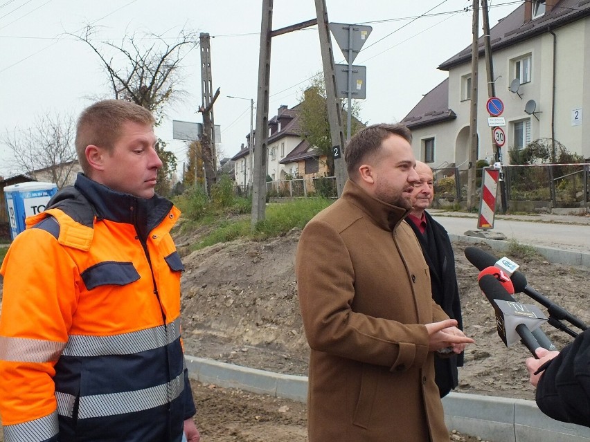 Podczas konferencji prasowej na skrzyżowaniu ulic, od lewej:...