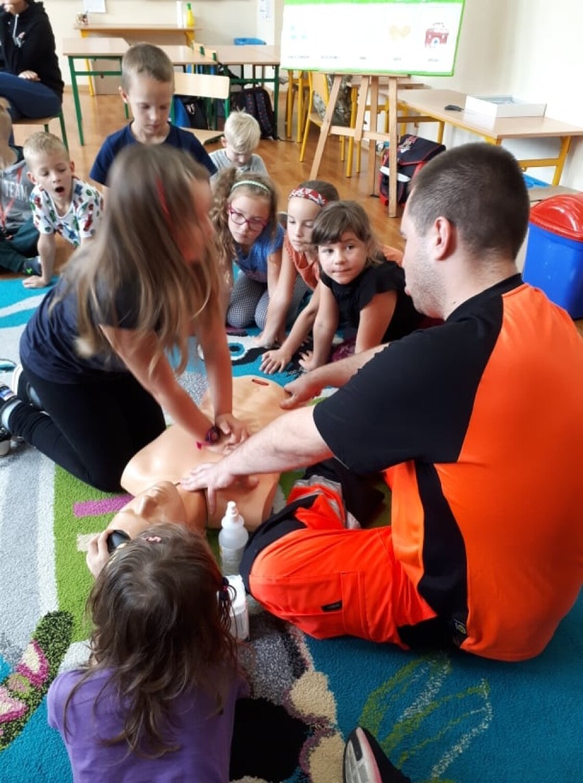 Pracownik SOR z Wałbrzycha uczył dzieci w Walimiu jak udzielać pierwszej pomocy!