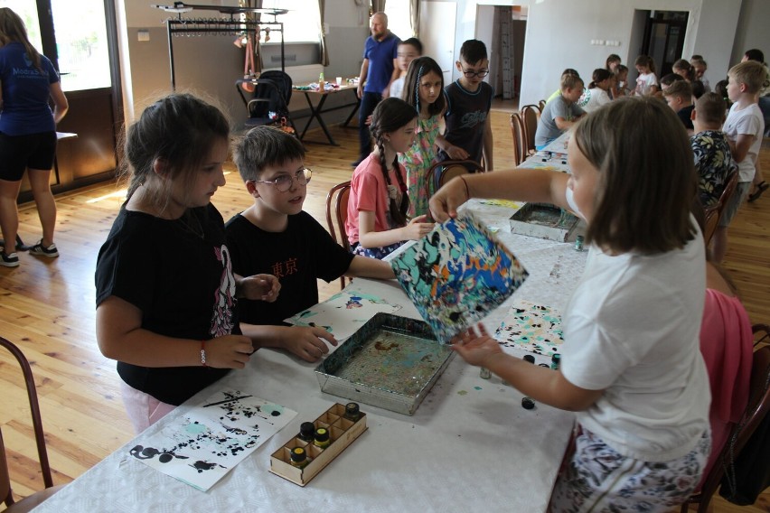 Dzieci tworzyły lalki motanki i uczestniczyły w zajęciach malowania na szkle