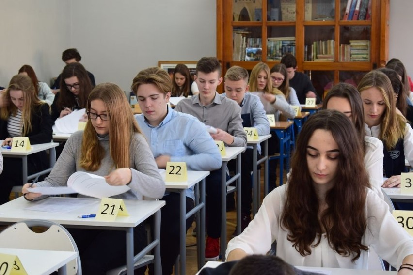 Regionalny konkurs językowy w IV Liceum Ogólnokształcącym w Ostrowie [FOTO]