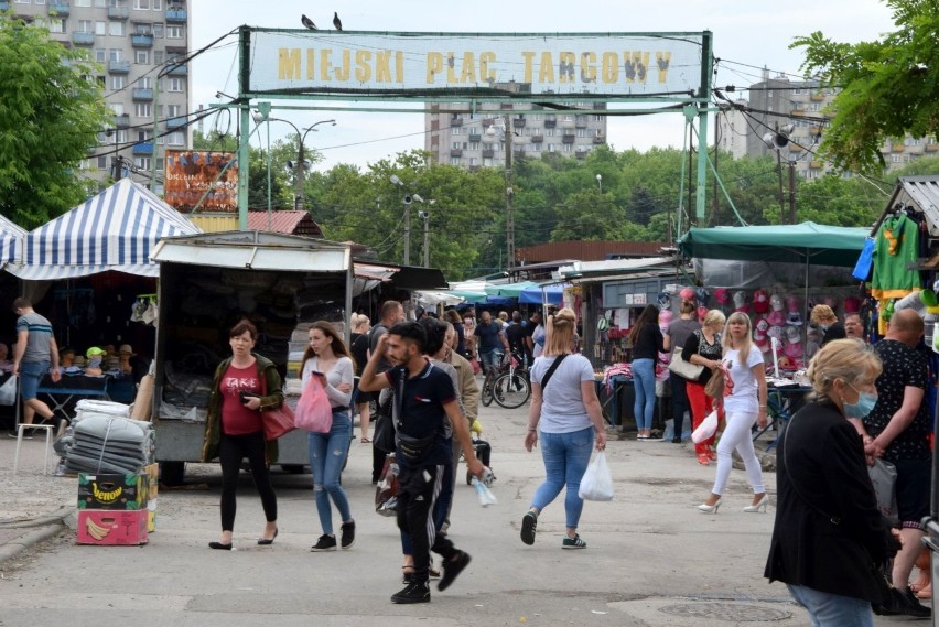 Tłumy kupujących przyszły w niedzielę, 21 czerwca na...