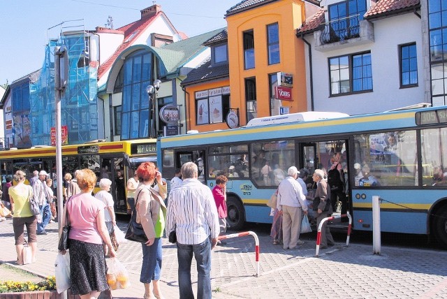 Pasażerowie jaworznickiego PKM korzystają ze starego taboru i czekają na nowe autobusy.