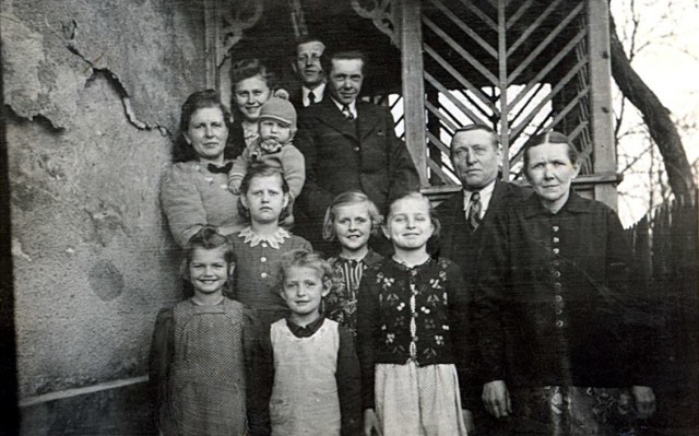 Na zdjęciach Maria Chorowska oraz jej rodzina