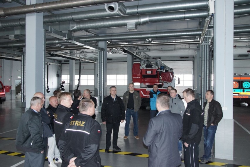 Strażacy z Żukowa w komorze dymowej w Bielsku - Białej