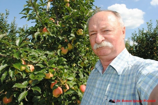 Pamiątkowe zdjęcie z rąsi w sadach gr&oacute;jeckich na tle zmory Putina. Foto. Roman Woźniak