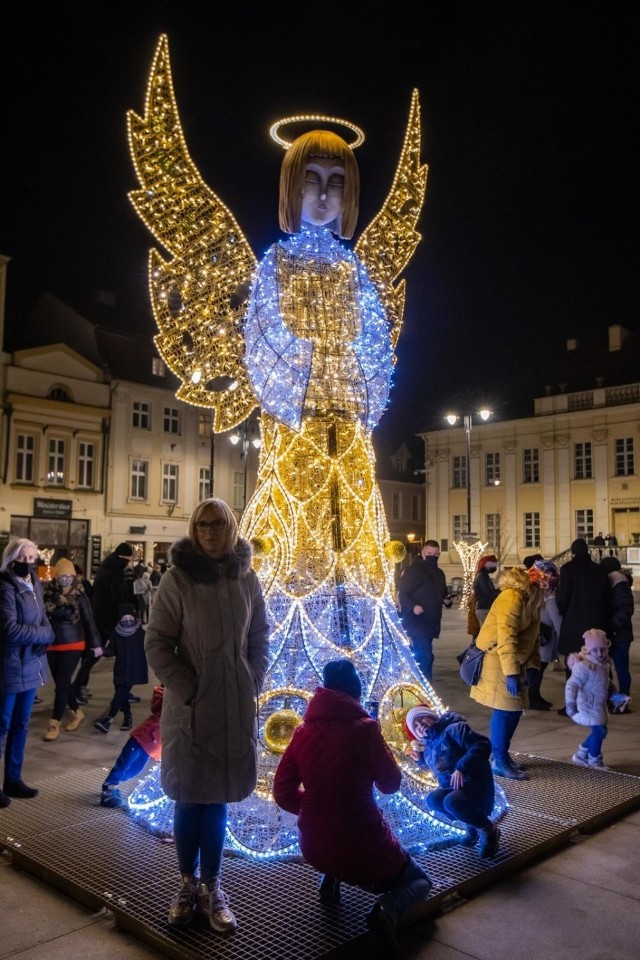 Bydgoszcz w świątecznych iluminacjach. Na Starym Rynku 6 grudnia oficjalnie zapalono lampki choinki. Wszyscy zgodnie przyznają - jest pięknie!