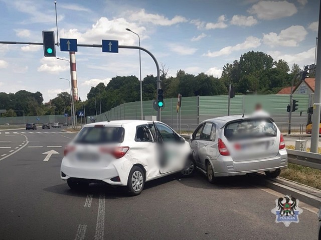 Groźnie wyglądająca kolizja, z udziałem trzech aut, na tzw. rondzie Tesco w Szczawnie-Zdroju